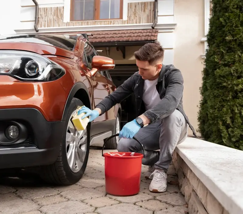 Lavage auto à domicile Les Chapelles : professionnel intervenant sur un véhicule